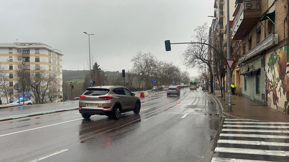 Los semáforos no funcionan en la avenida Hernán Cortés de Cáceres por un fallo eléctrico.