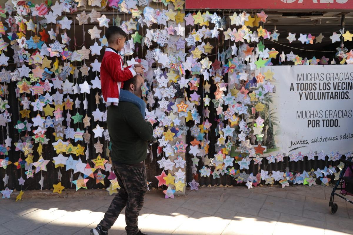 Decoración navideña en Paiporta elaborada por niños de toda España.