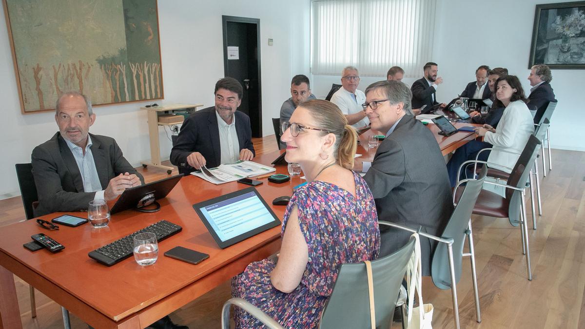 El órgano de gobierno de Aguas de Alicante, durante una reunión con el Ayuntamiento.