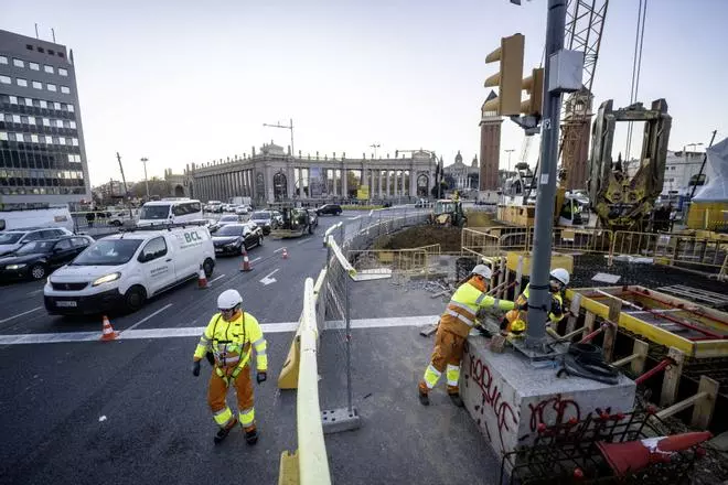 Primer día de incidencias por obras en la plaza de Espanya