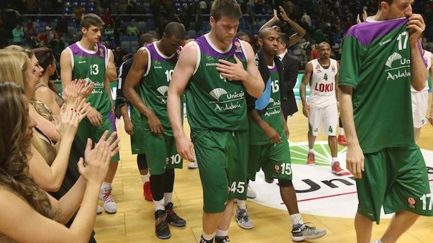 Los jugadores del Unicaja se marchan cabizbajos tras la derrota de anoche con el Lokomotiv.