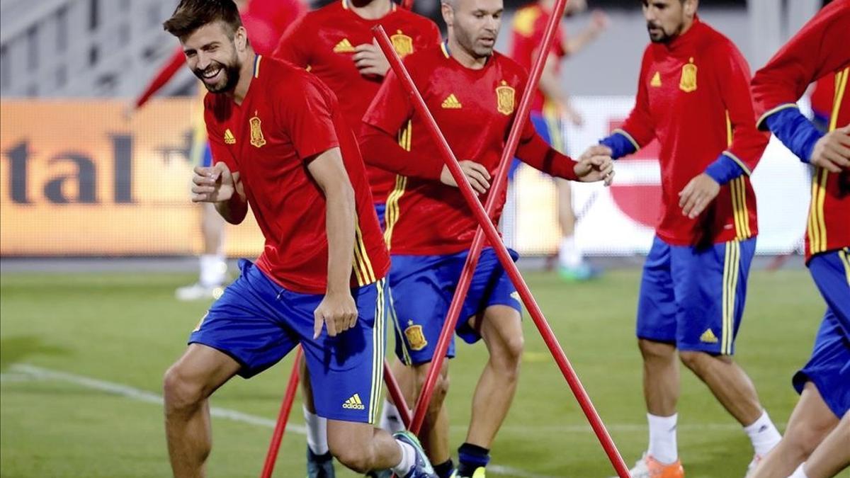 Iniesta y Piqué durante el entrenamiento de este sábado en el estadio Loro Borici