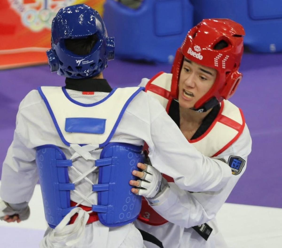 Roi Fraga, con casco rojo, durante un combate. | FDV