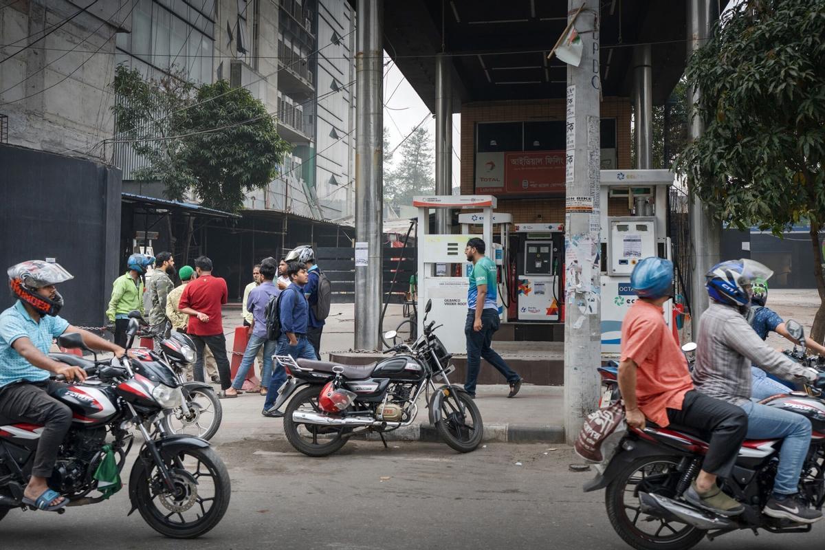 Bangladesh a decretado el cierre de las universidades y el límite a la compraventa de combustible para hacer frente a los posibles efectos de la guerra en Oriente Próximo.
