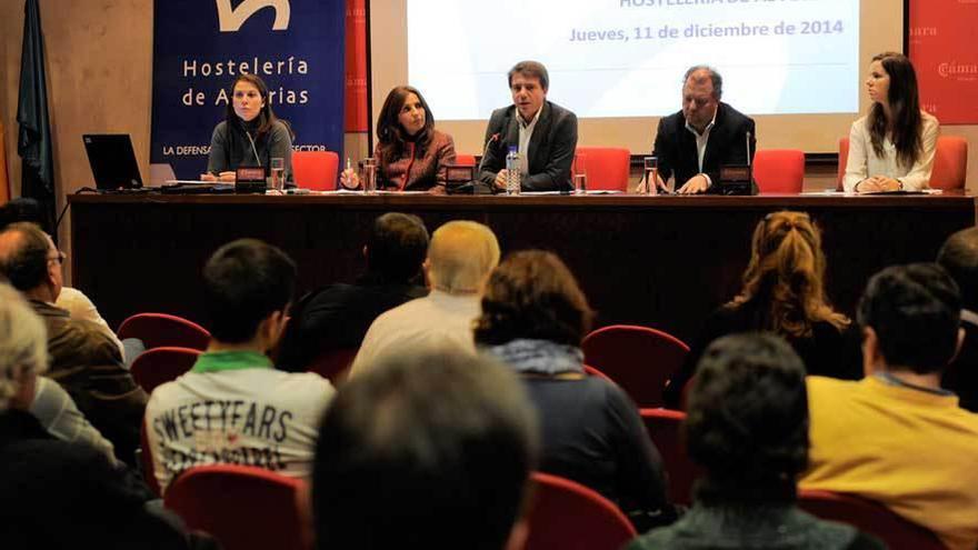 Almeida, en el centro, preside la reunión de Hostelería de Asturias junto a otros miembros de la directiva.