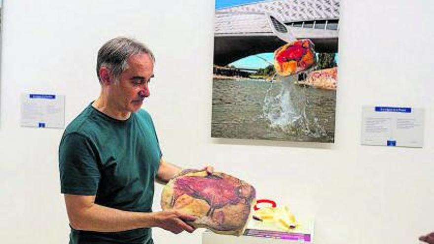 José Carreño muestra la réplica de la pitura rupestre presente en la sala.