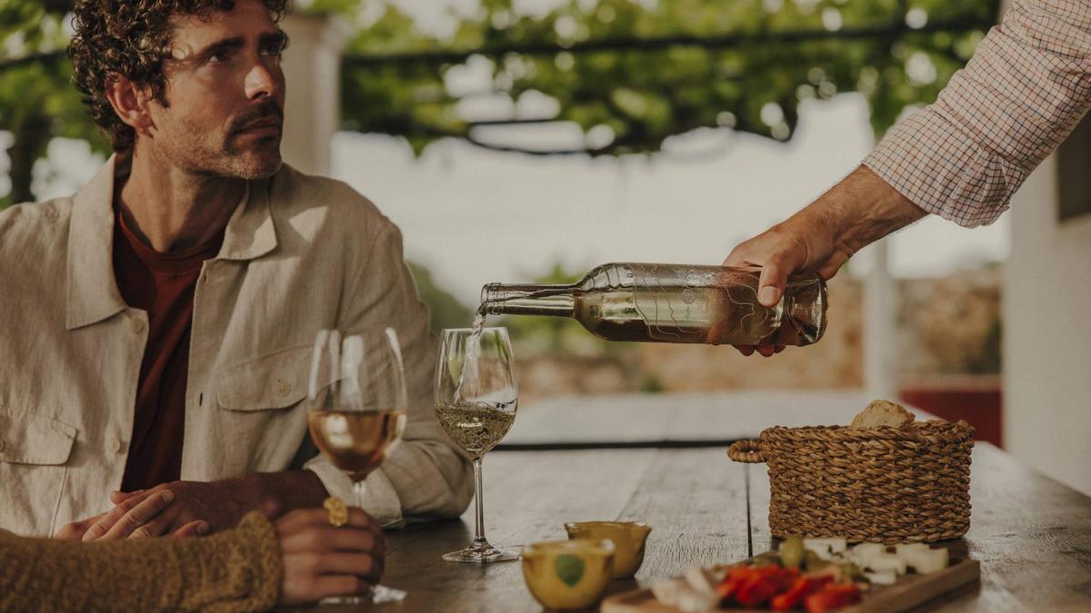 La visita finaliza con una cata de vinos, licores y productos gastronómicos ibicencos.