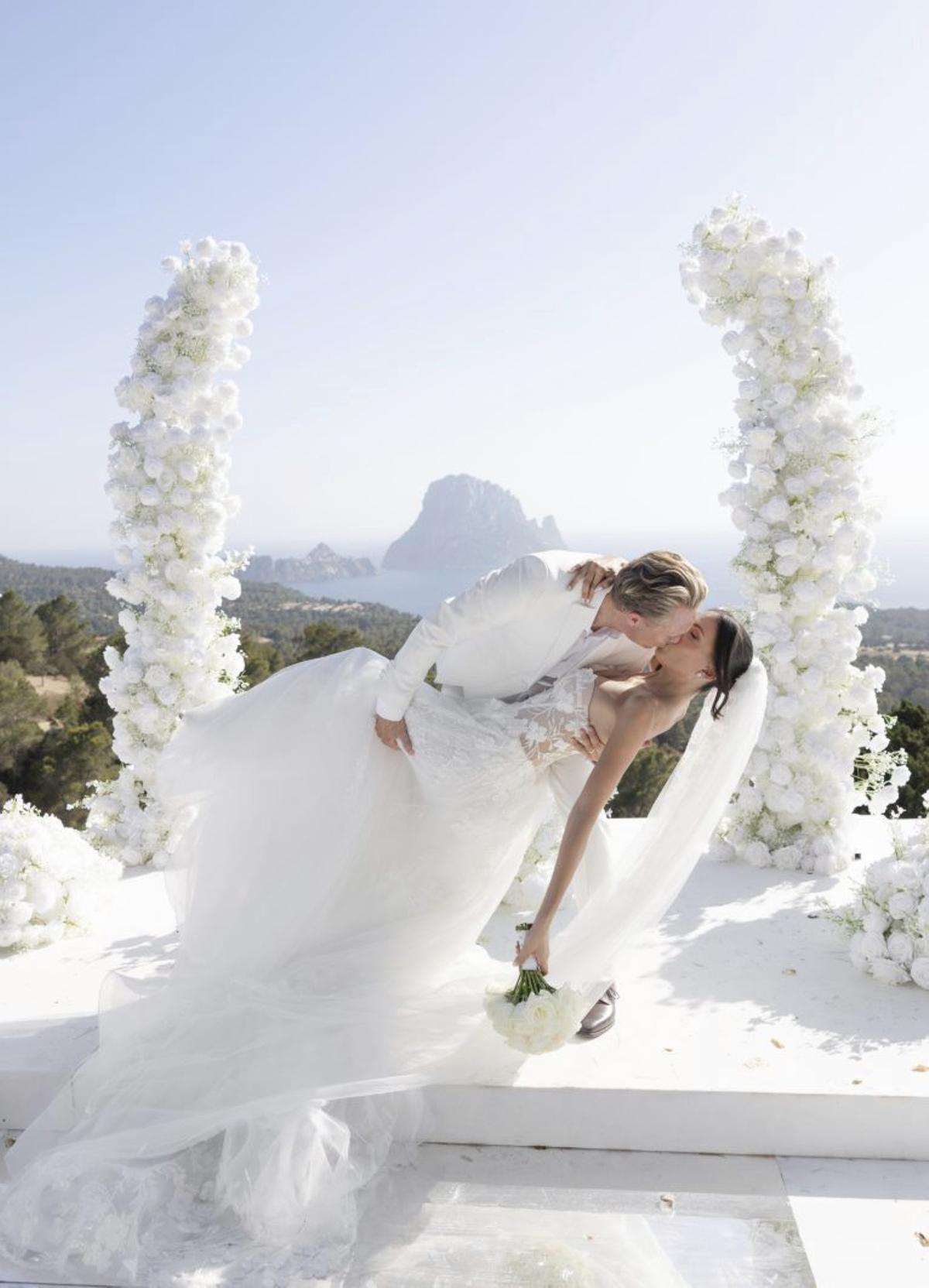 Apasionado beso al estilo de Hollywood tras la ceremonia.