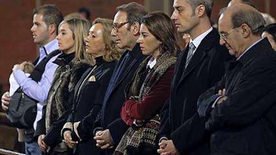 De izquierda a derecha, Pablo Figares, con su hijo Íker en brazos, Cristina Montes, Ana Prieto, José Prieto, Ana Montes, Alberto Montes y Jesús Prieto, durante el funeral.