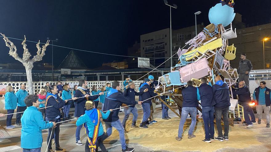 Una falla de Castellón planta su monumento como hace 100 años: sin grúas y a base de cuerdas y mucha fuerza