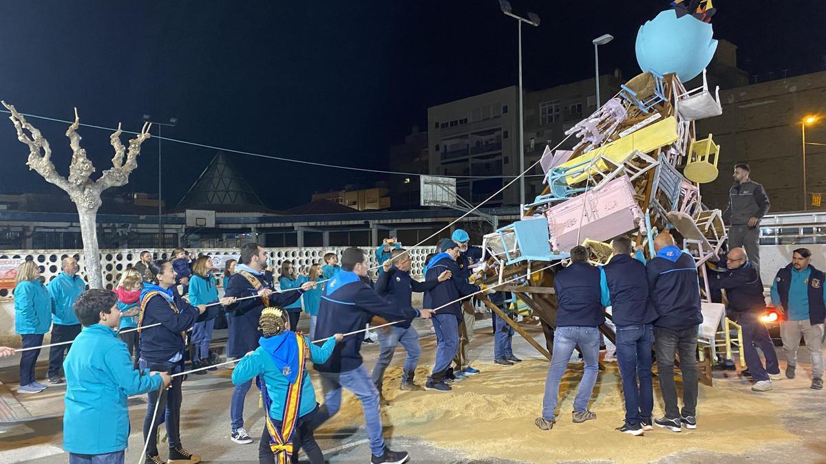 Los integrantes de la falla 9 d’Octubre, en Benicarló, se valieron con su fuerza y cuerdas para, con mucha coordinación, levantar el primer monumento que plantan.