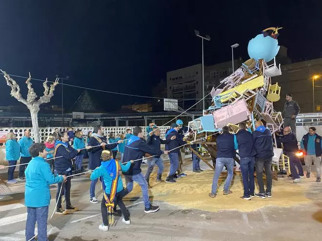 El proceso para 'plantar al tombe' el monumento de la falla 9 d'Octubre de Benicarló