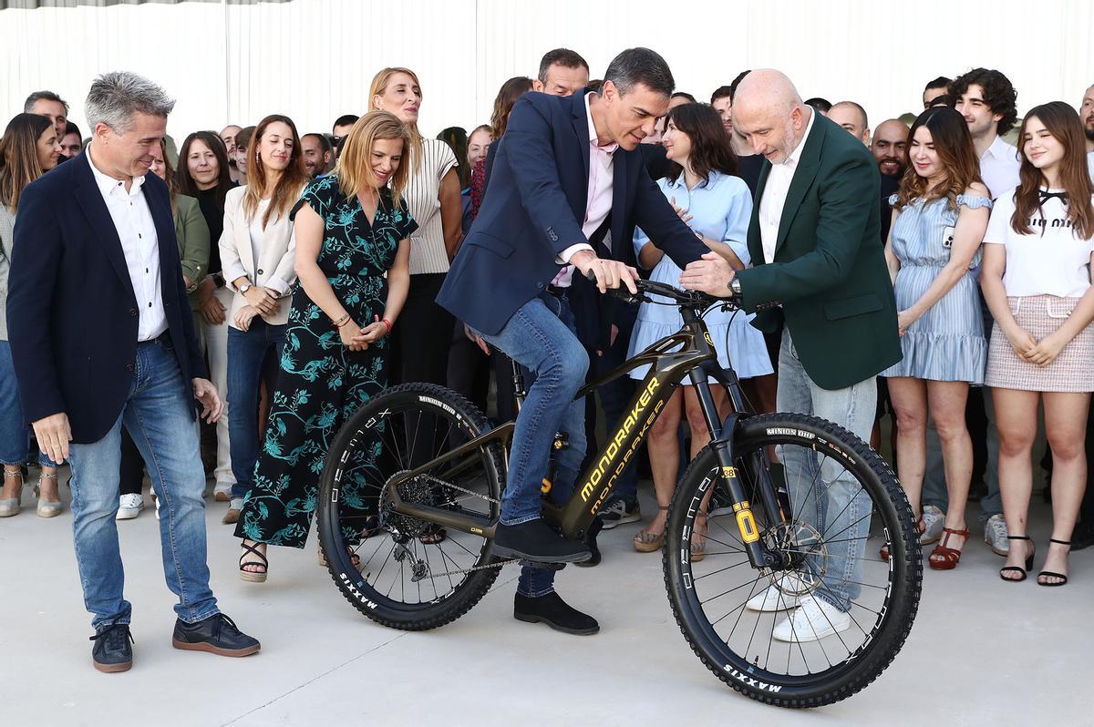 El presidente del Gobierno, Pedro Sánchez, una de las bicicletas de Mondraker durante su visita a esta fábrica.