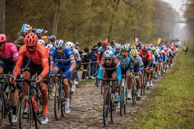 El pelotón durante uno de los tramos de adoquín de la 117th Paris Roubaix.