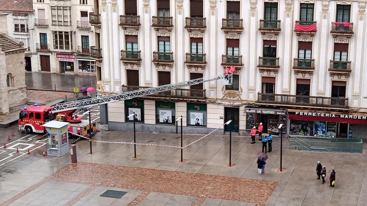 Los bomberos durante su actuación en la plaza de la Constitución.