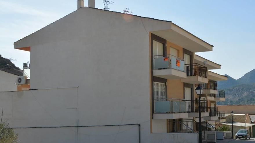 Las viviendas del barrio de Las Cañás de Ricote donde se intervino la marihuana, al fondo.