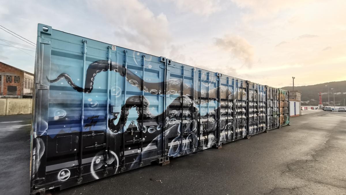 Casetas provisionales en contenedores para marineros en el muelle de Aldán.