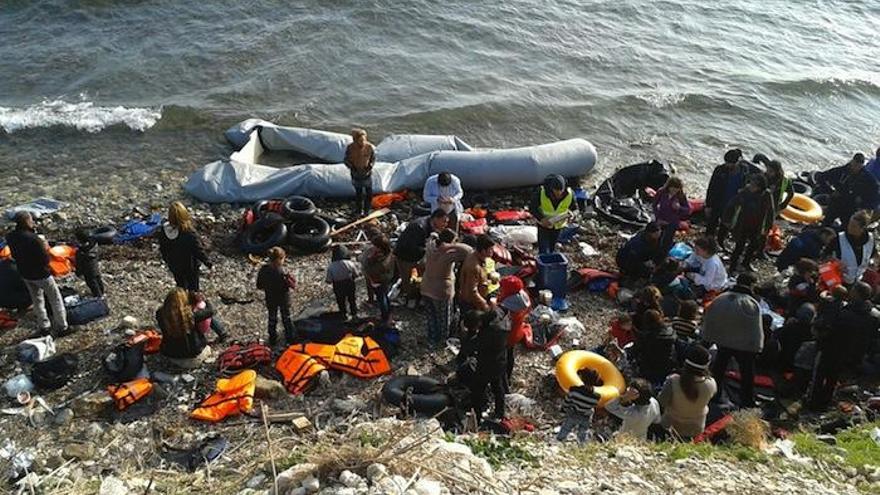 Los bomberos malagueños ayudan a los refugiados que llegan a duras penas a la isla de Lesbos.