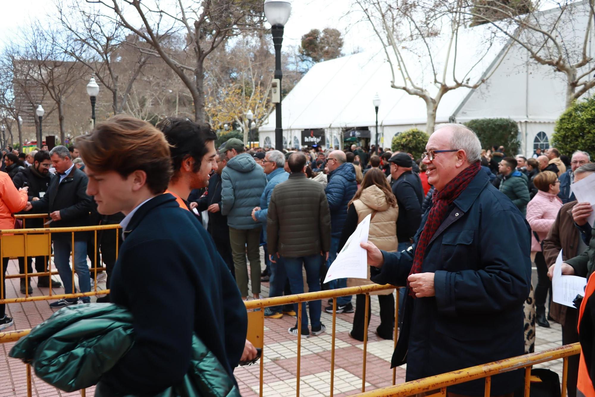 Una multitud espera para entrar en la plaza de toros de Castelló este sábado