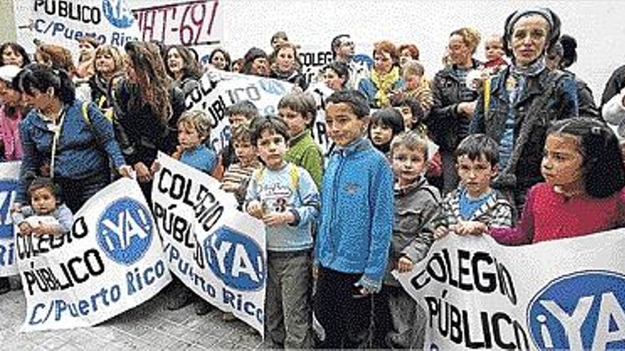 Madres, padres y niños se manifestaron ayer para pedir el nuevo centro.