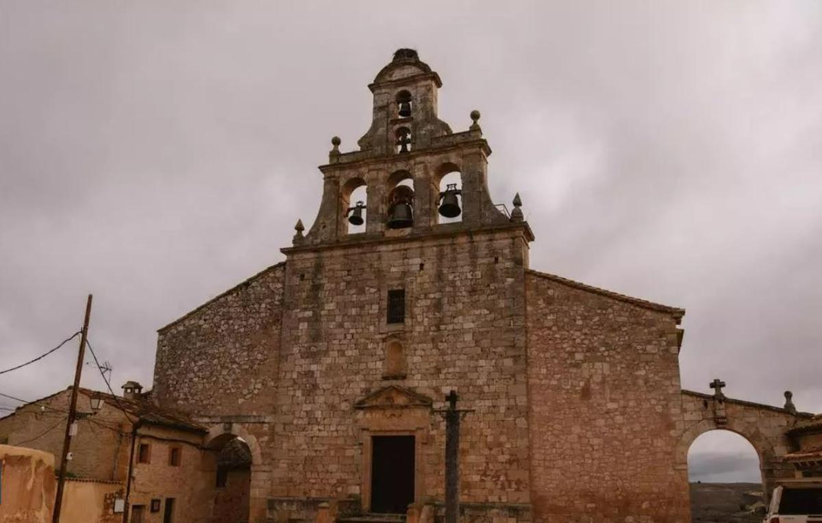 Vista de la Iglesia de Santa María del Castillo de Maderuelo (Segovia), que alberga una misteriosa momia.