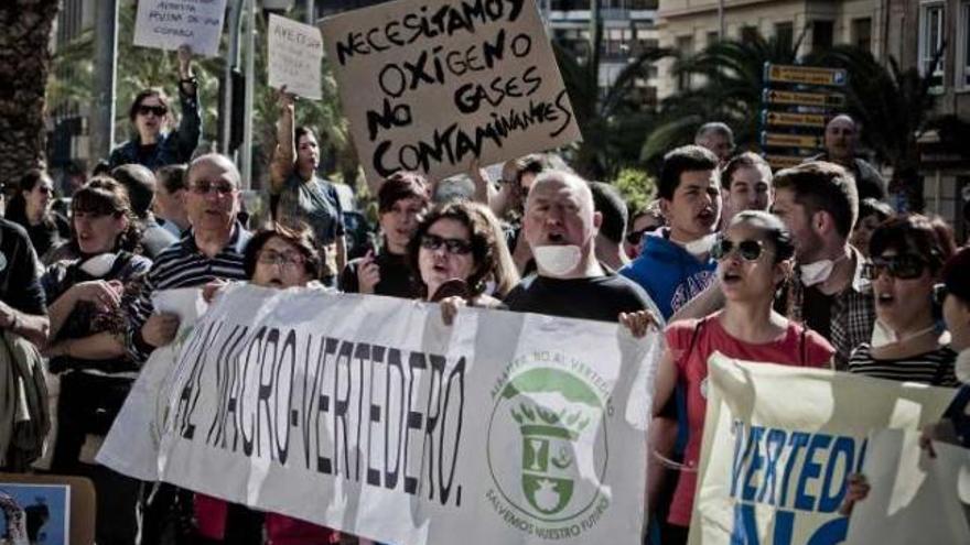 Una imagen de la protesta protagonizada antes del inicio del pleno del Consorcio.