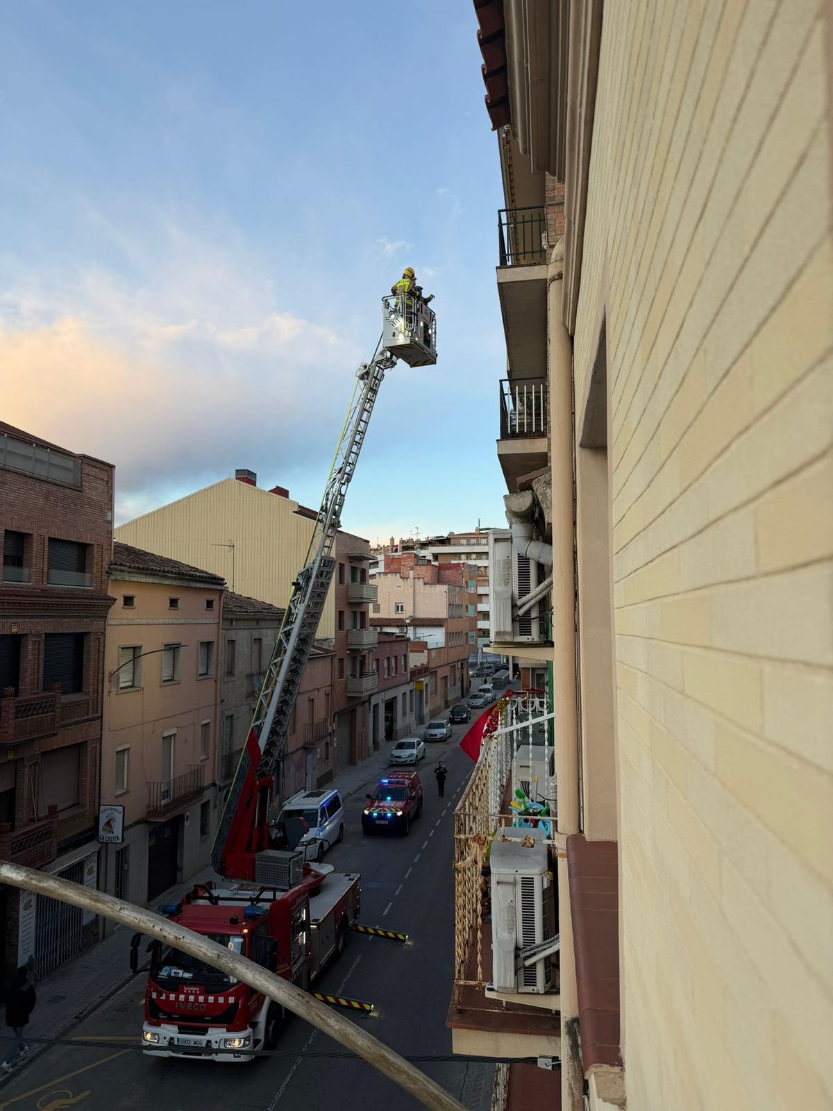 Els Bombers accedint al 5è pis amb l'autoescala