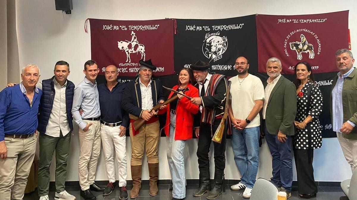 La artista Ana María Delgado junto a los creadores de 'Al son del Tempranillo'.