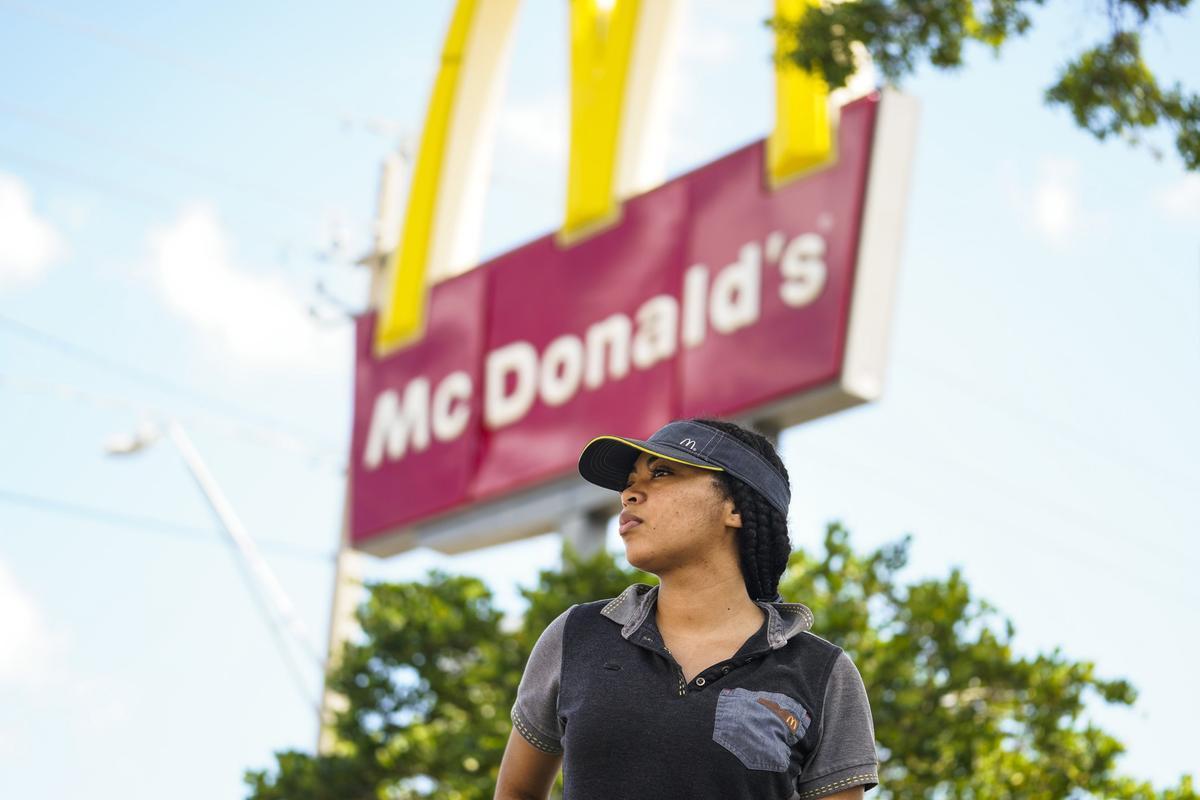 Archivo - Trabajadora de McDonalds