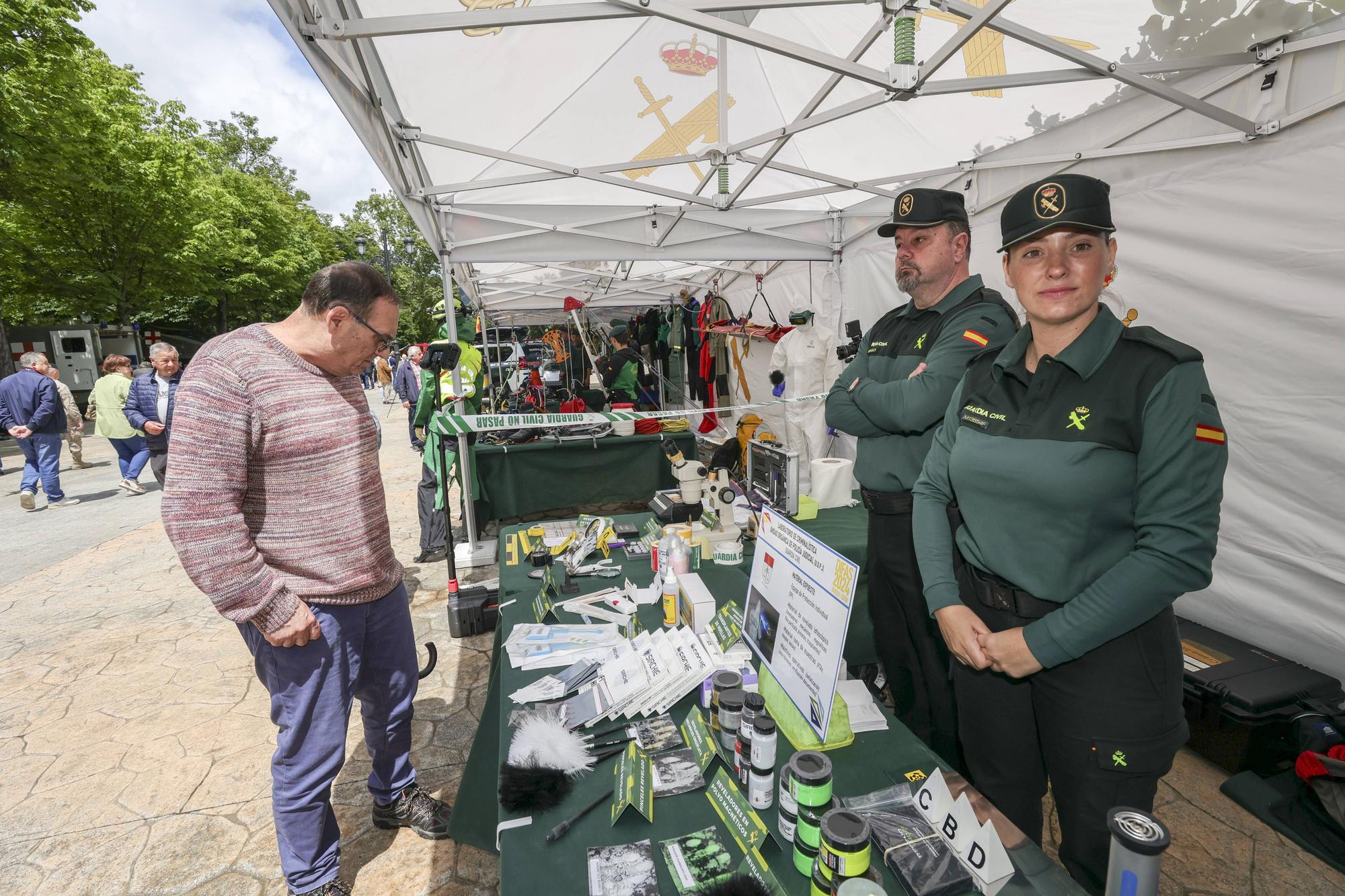 El izado de la bandera y la exposición del Bombé abren los actos del Día de las Fuerzas Armadas en Oviedo.