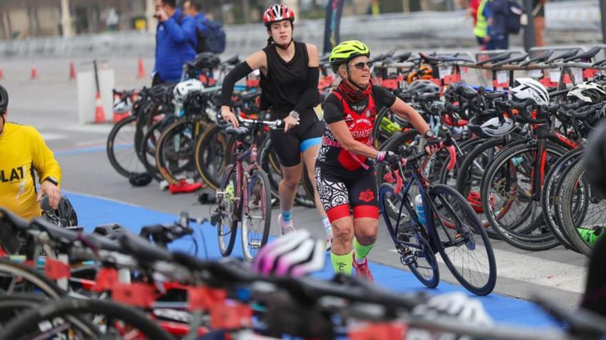 Dos participantes toman sus bicicletas para continuar la prueba. | FRANCISCO CALABUIG
