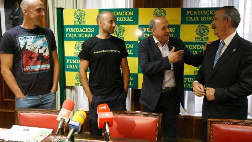 Bomberos y representantes de Caja Rural y la Diputación, en la presentación.