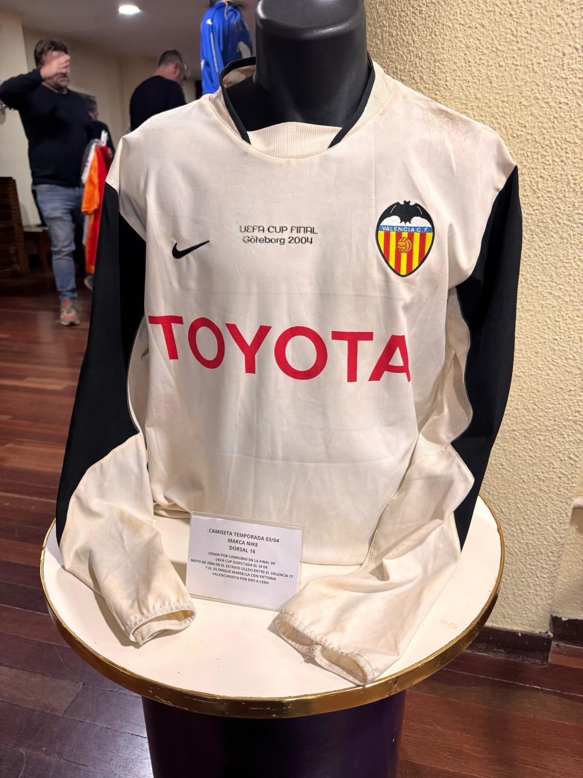 Camiseta que el Valencia lució en la final de la Copa de la UEFA en Göteborg en 2004