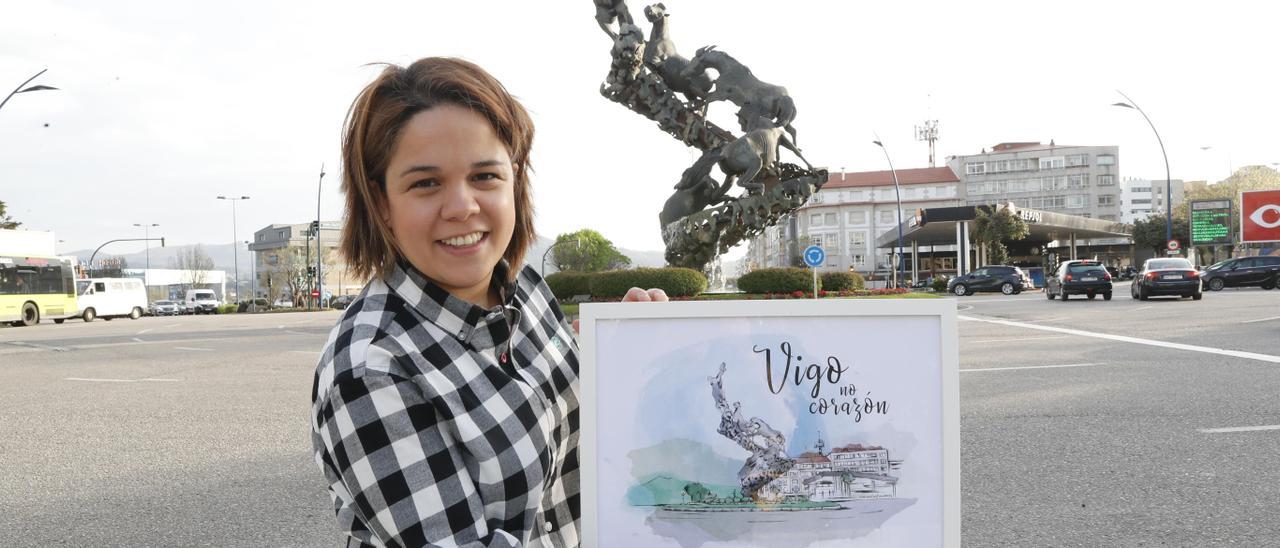 La ilustradora Sandra Martínez, mostrando su diseño de Praza de España, uno de los más demandados desde Madrid.