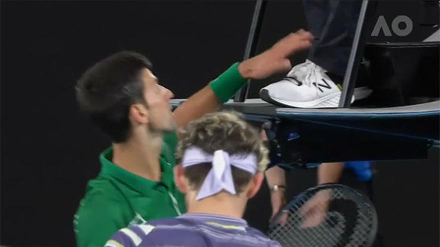 El instante en el que Djokovic golpea al árbitro en la zapatilla