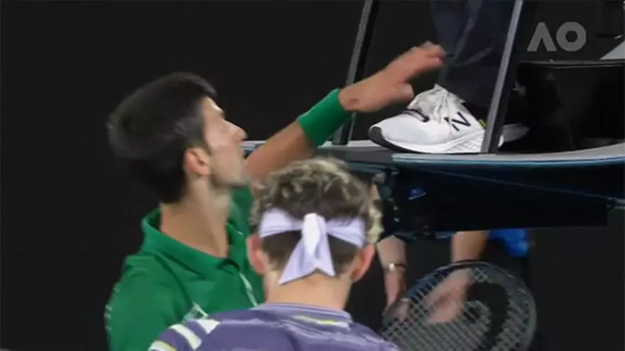El instante en el que Djokovic golpea al árbitro en la zapatilla