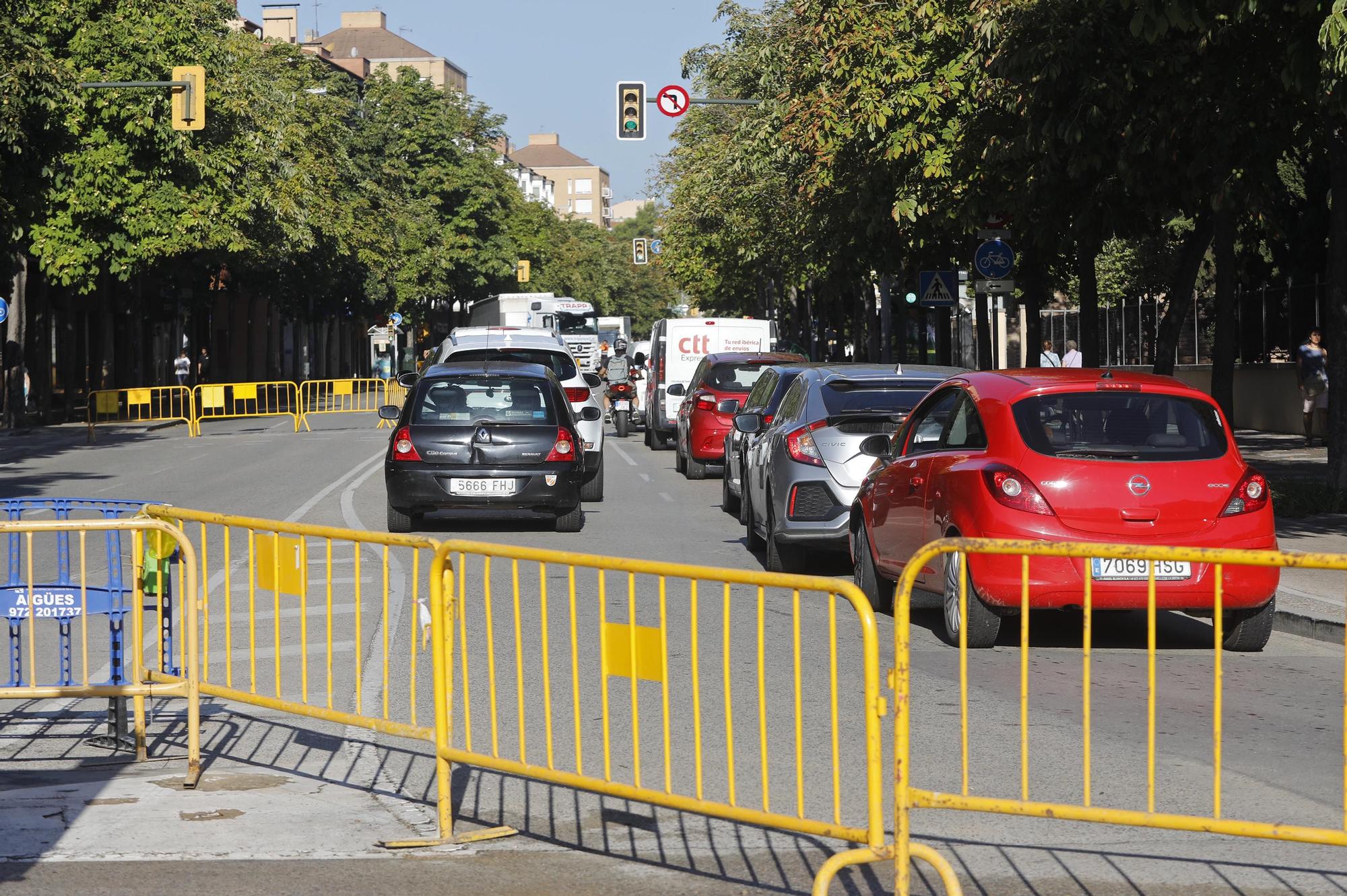 Una avaria enfonsa part de l'asfalt de la rotonda dels Països Catalans de Girona