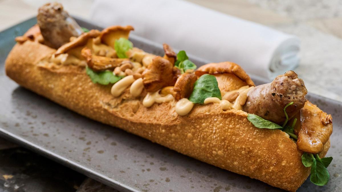 El bocadillo Eulàlia (pan de montaña tostado con butifarra de níscalos y 'allioli' asado) de Somni, en el Hotel The One Barcelona.