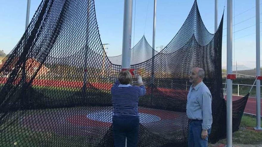 El concejal de Deportes, Xoán Carlos Chillón, contempla la instalación de la jaula de lanzamiento. // S,A.