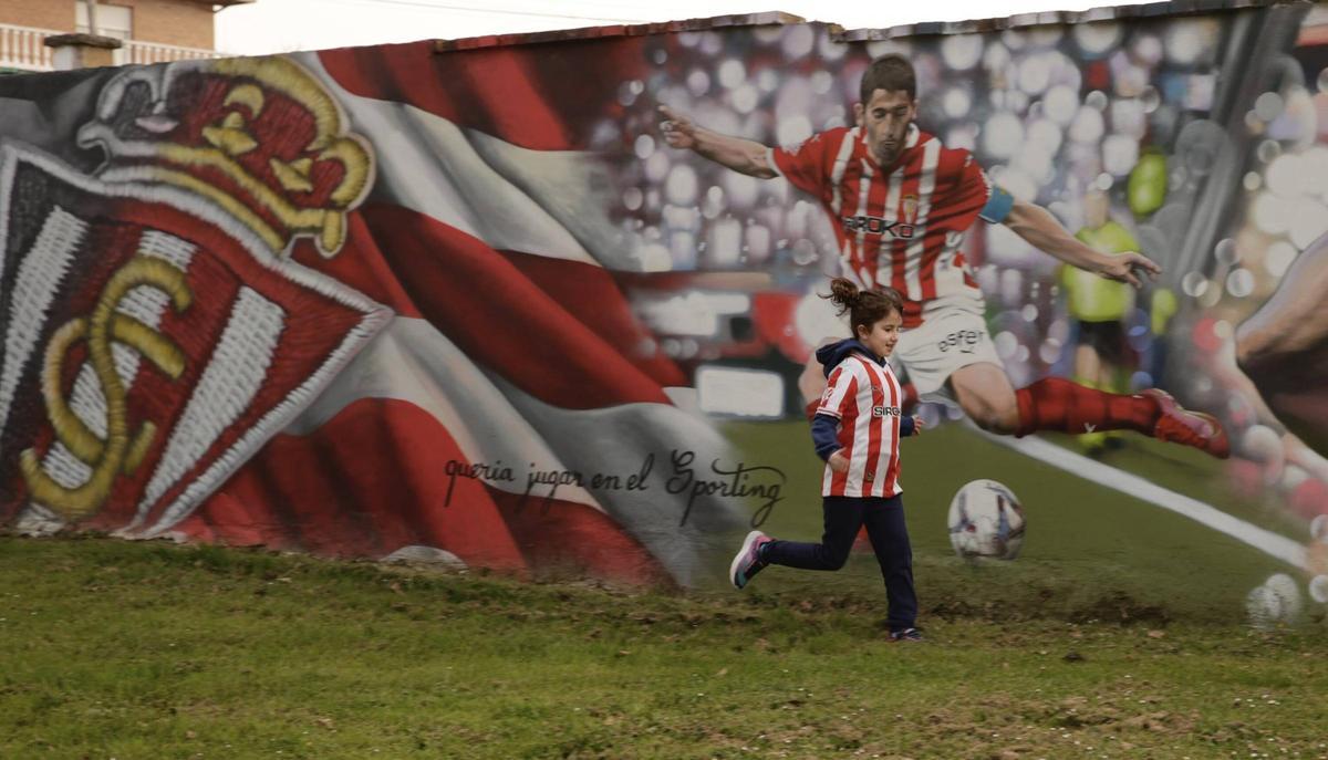 Abril Nosti, corriendo delante del mural de su tío.