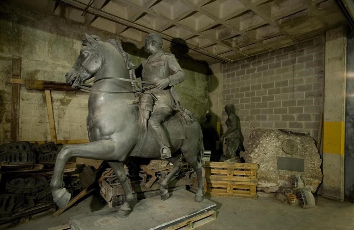 La estatua ecuestre de Franco hecha por Josep Viladomat, en un depósito municipal.