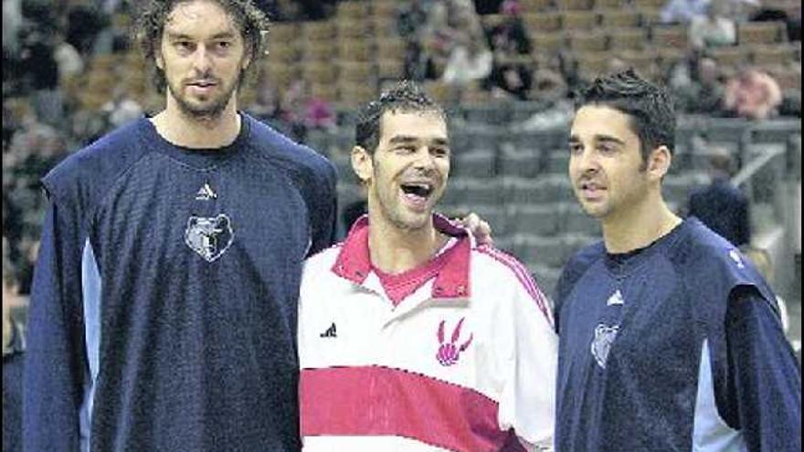 Pau Gasol, José Manuel Calderón y Juan Carlos Navarro posan en los prolegómenos de un Grizzlies-Raptors.