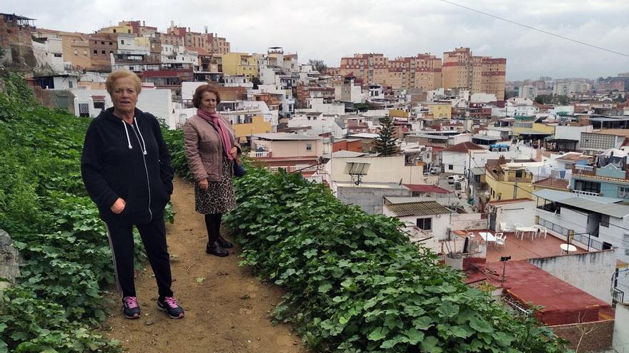 Ana Martos y Maruja Hidalgo, de la asociación de vecinos, ayer, en el parque en construcción del Sendero del Cau, transitable a pesar de no contar con barandillas y tener peligrosas varillas de hierros a los lados.