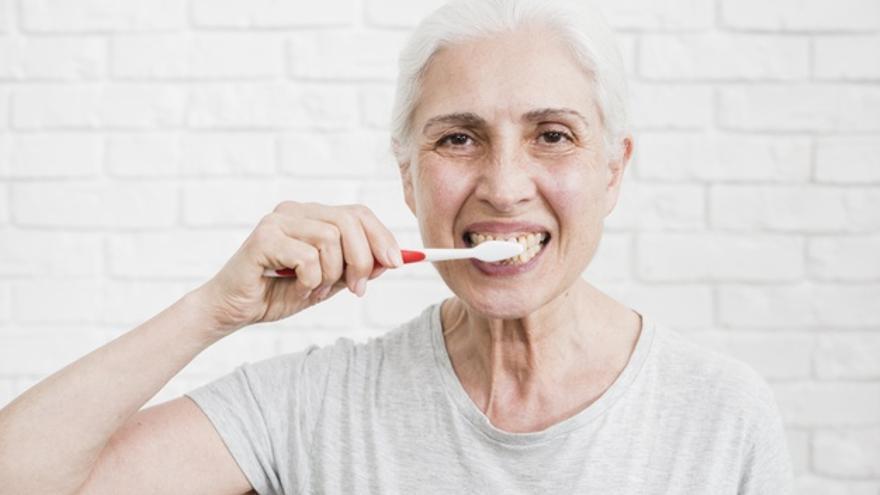 A partir de los 65 años pueden aparecer patologías bucodentales, como xerostomía, pérdida dentaria o caries