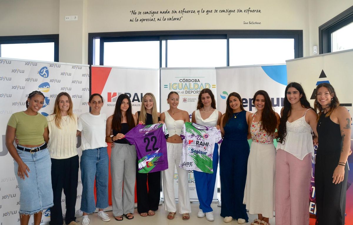 Jugadoras del Adesal presentes en el acto de presentación del patrocinio de las empresas Sepisur, Rahi y Aire Sport.