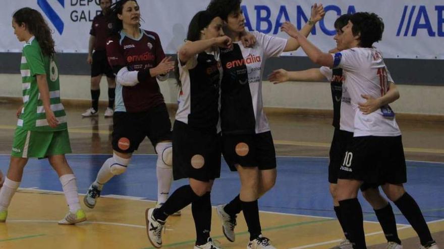 Las jugadoras del Envialia se abrazan en la celebración de un tanto, ayer en Os Remedios. // Jesús Regal