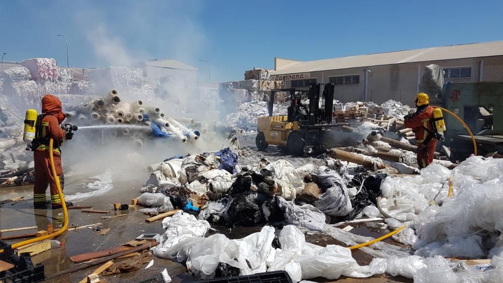 Los bomberos trabajan en la extinción del incendio de Fuente del Jarro.