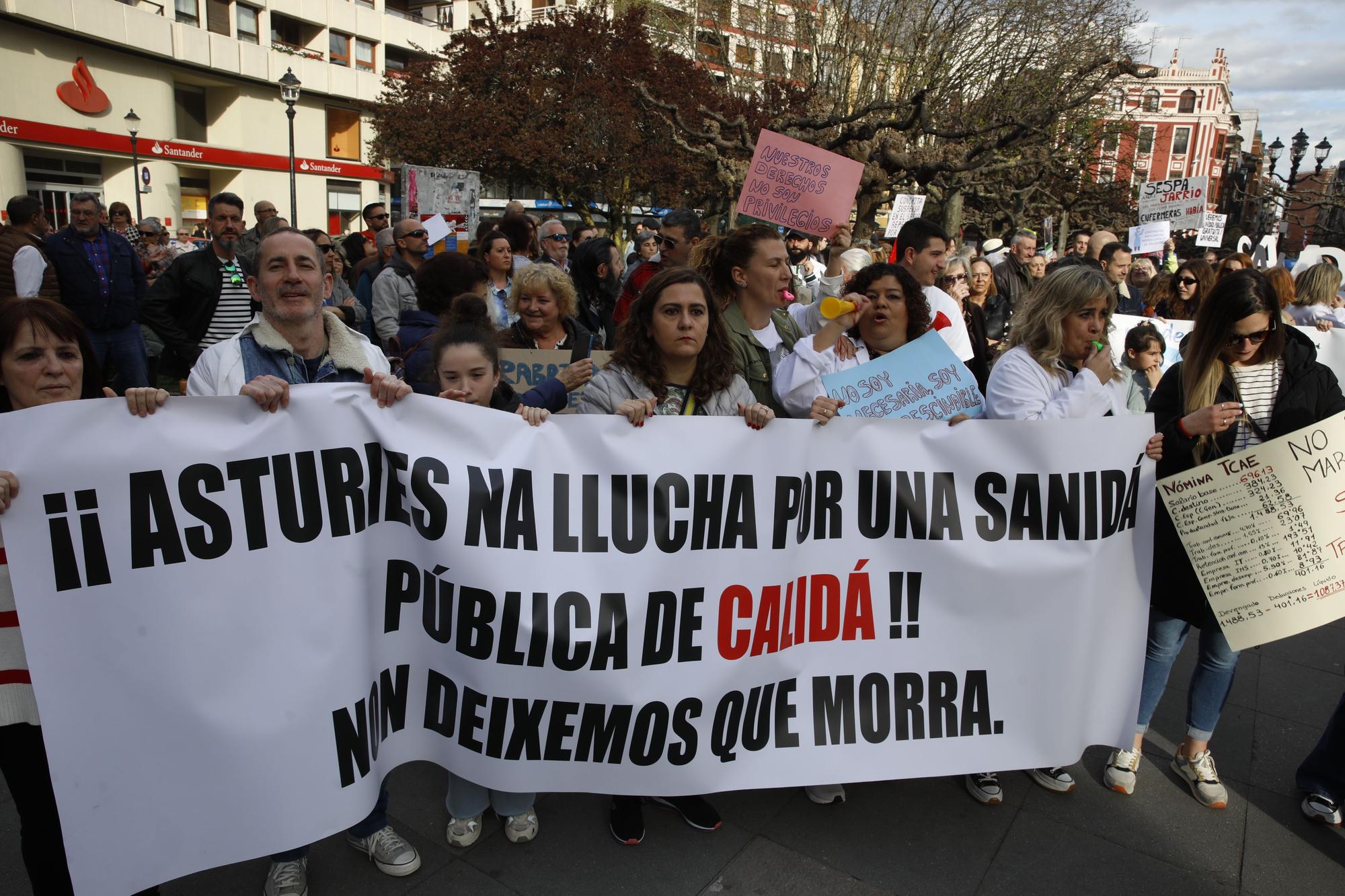 En imágenes: Los sanitarios se manifiestan en Gijón al grito de "no queremos más dinero, queremos mejores condiciones laborales"