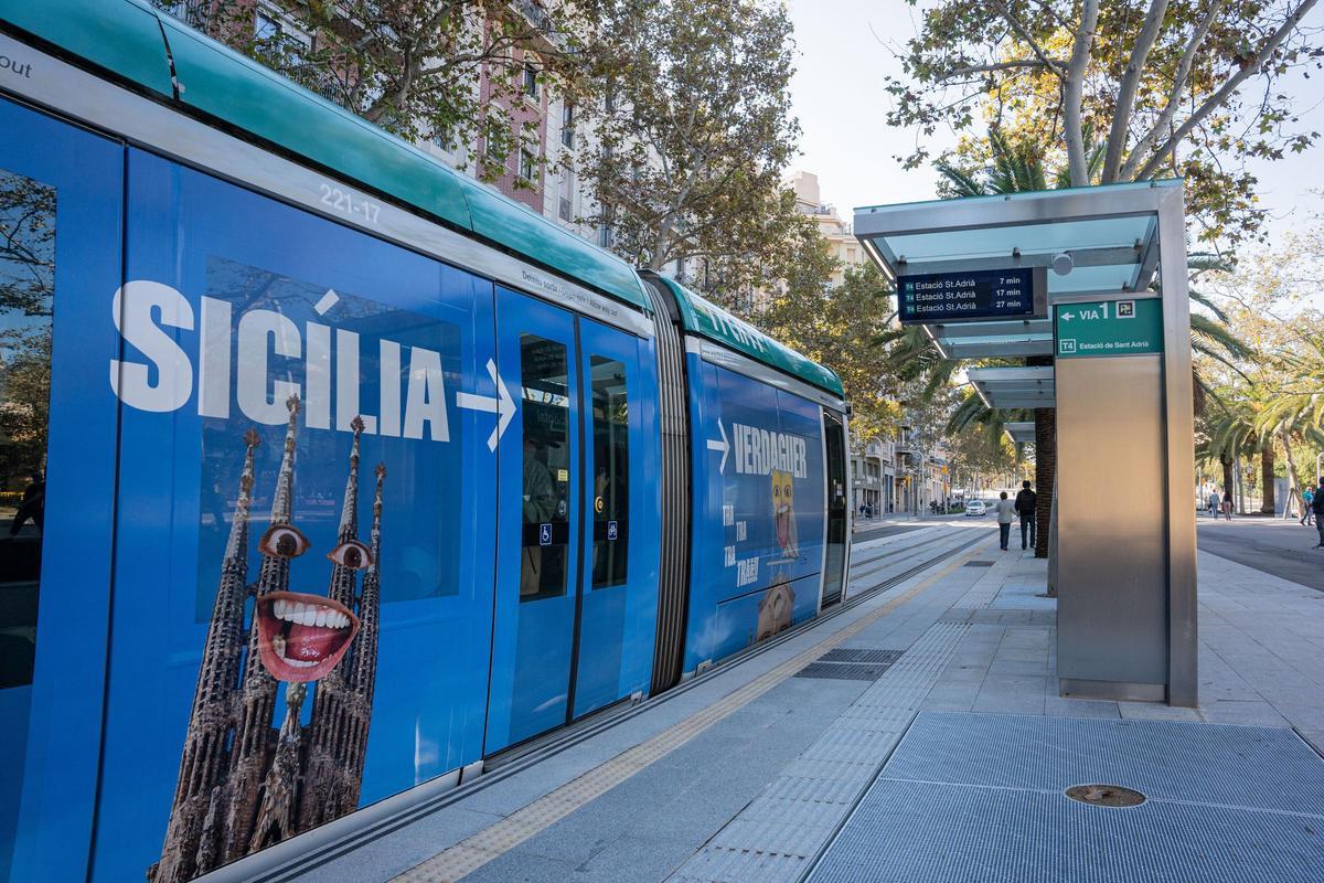 El tranvía se estrena entre Glòries y Verdaguer entre expectación vecinal y sin acto político