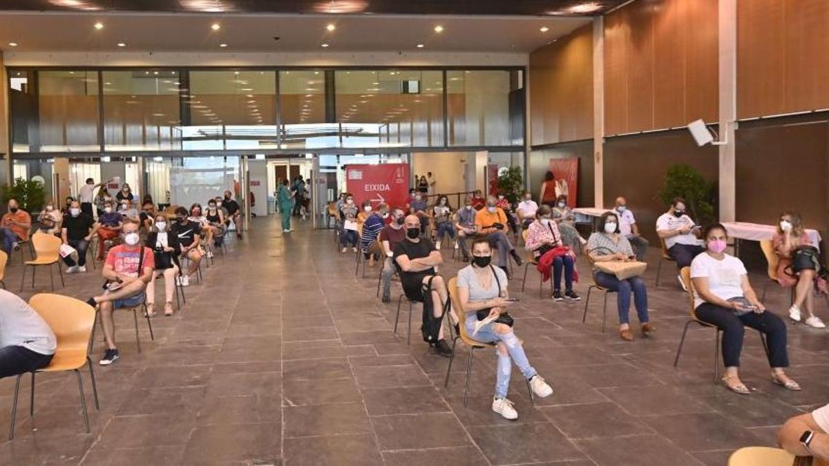 Personas del grupo de 40 años de edad en la vacunación contra el covid-19 en el Auditori de Castelló (archivo).